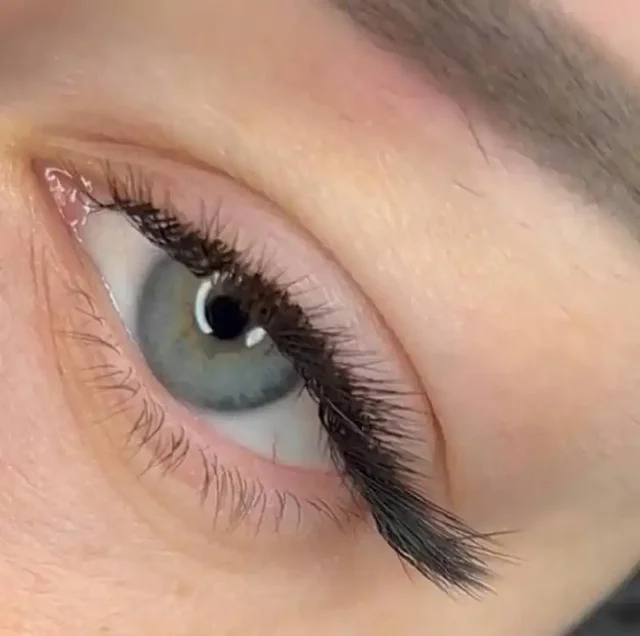 Услуги мастера по наращиванию ресниц и бровей - Услуги в Владивосток