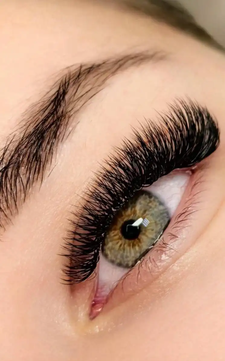 Услуги мастера по наращиванию ресниц и бровей