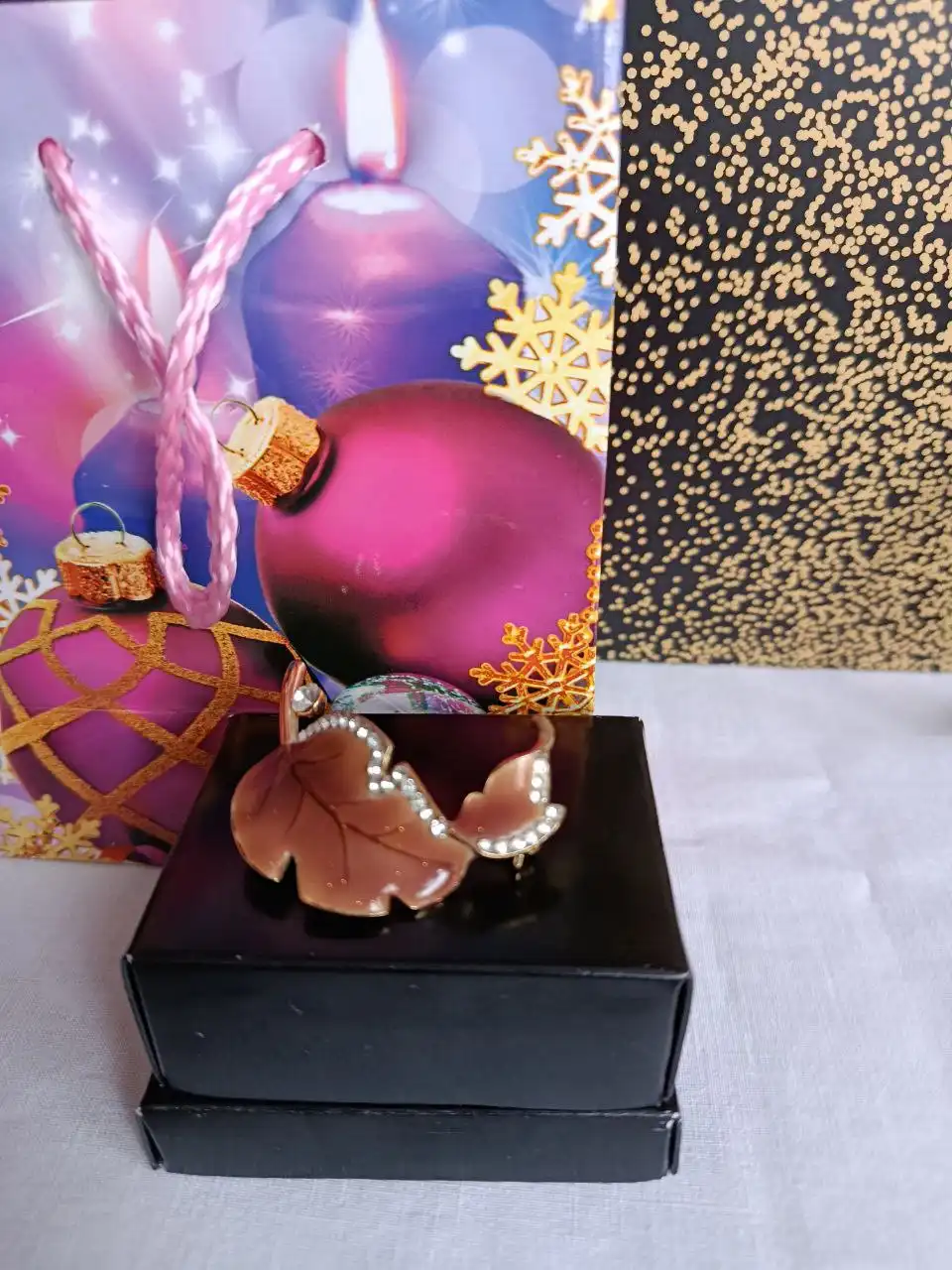 Брошь бижутерия с новогодним пакетиком