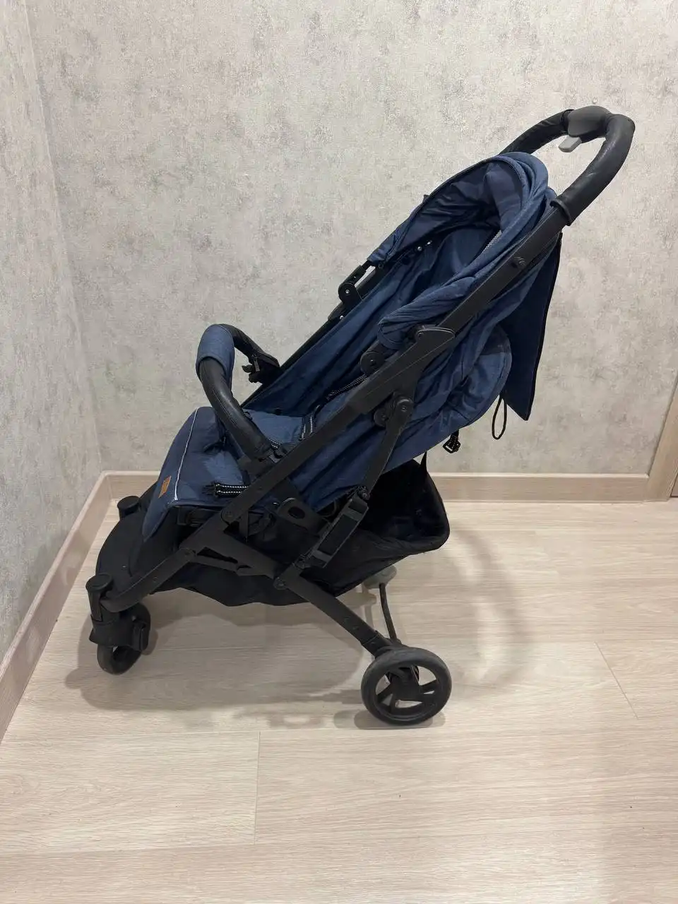 Прогулочная коляска в отличном состоянии