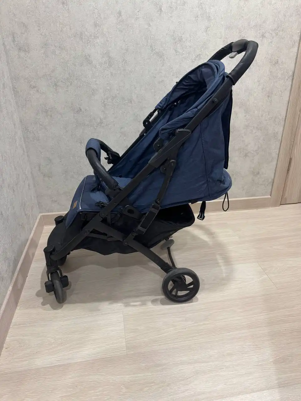 Прогулочная коляска в отличном состоянии