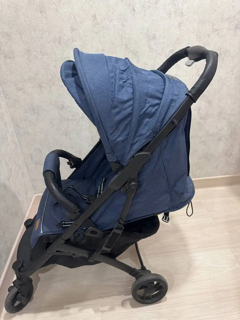 Прогулочная коляска в отличном состоянии