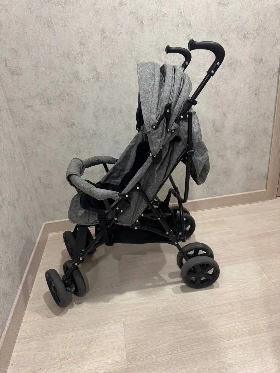 Прогулочная детская коляска
