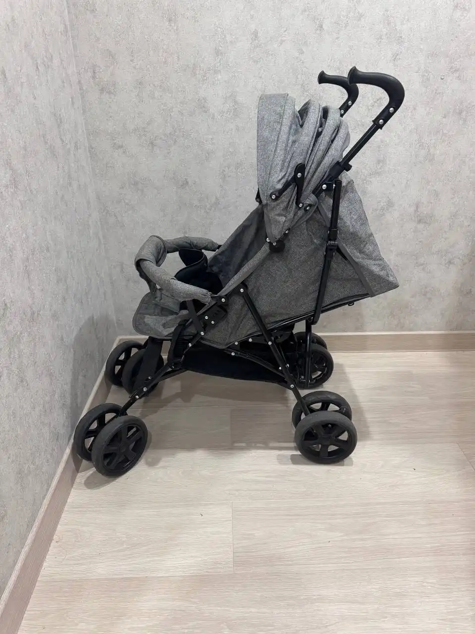 Прогулочная детская коляска