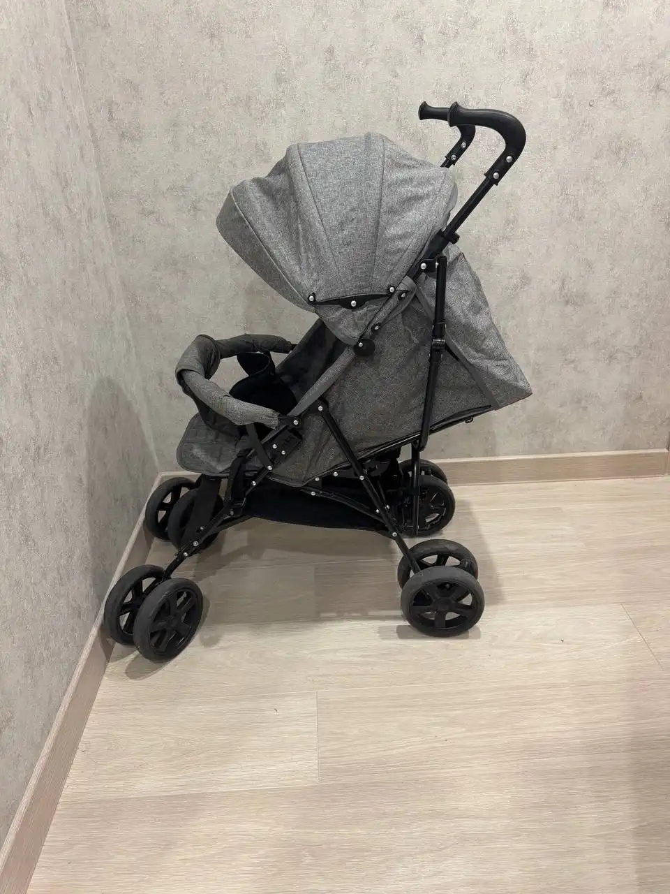 Прогулочная детская коляска