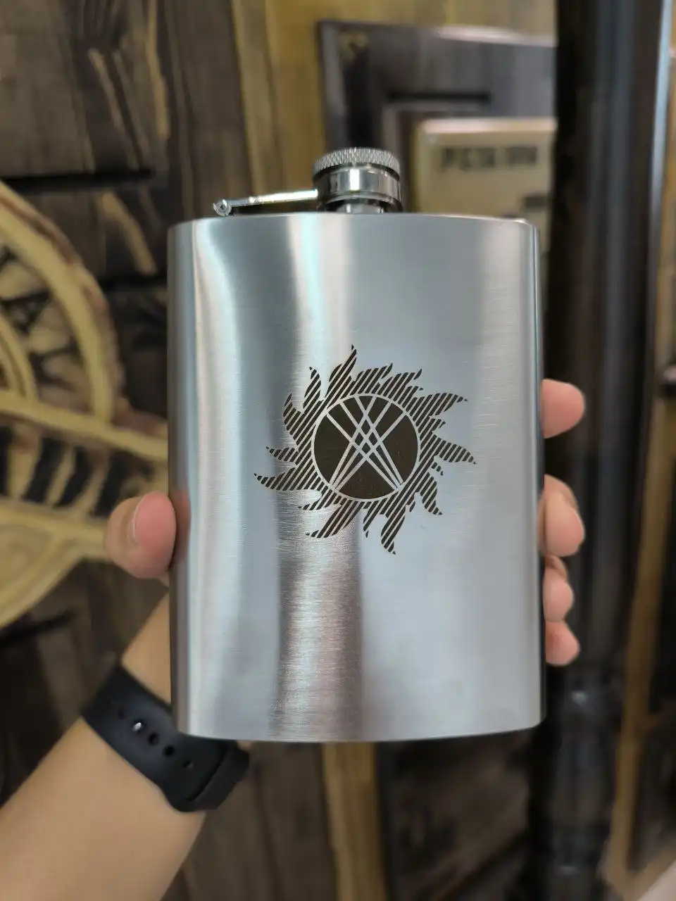 Лазерная гравировка на флягах