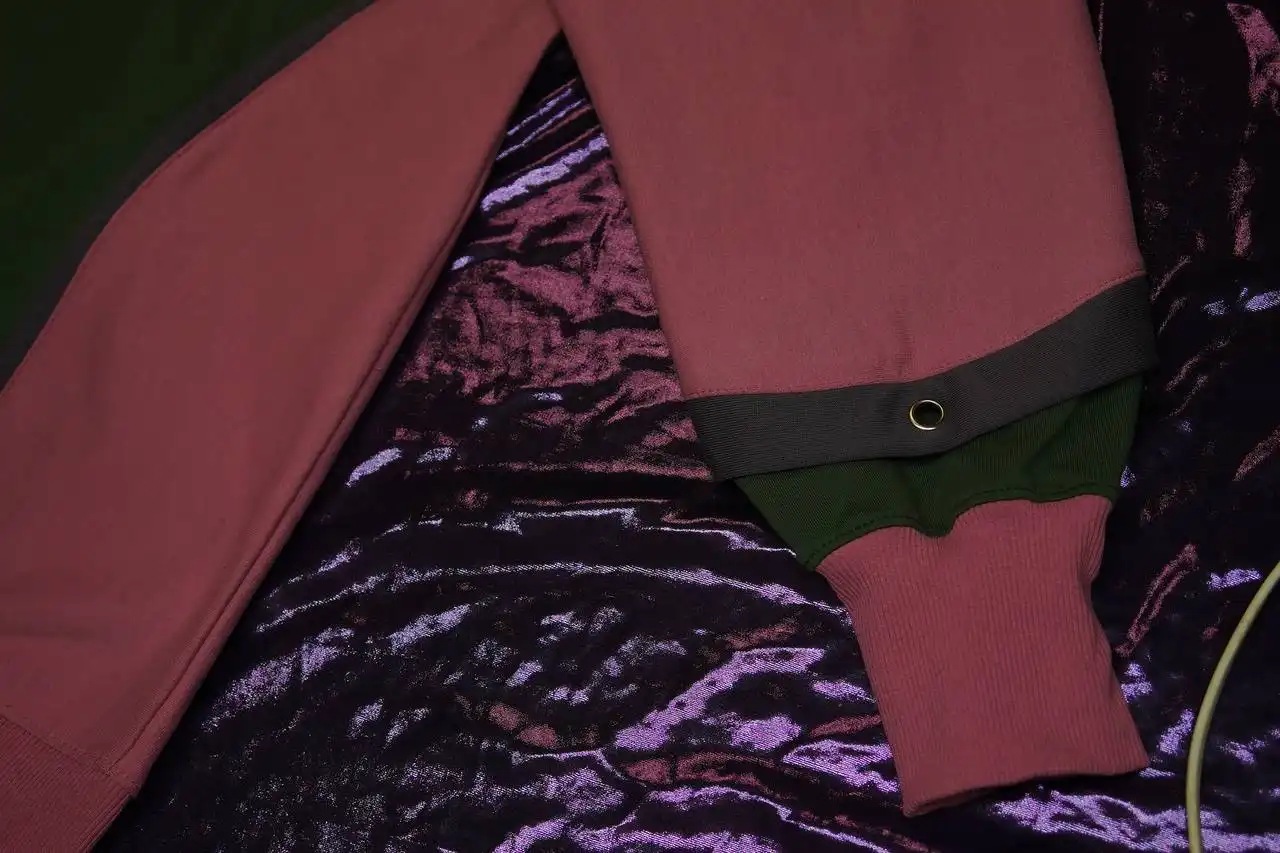 Продажа свитшотов зелено-розового и серо-розового цветов