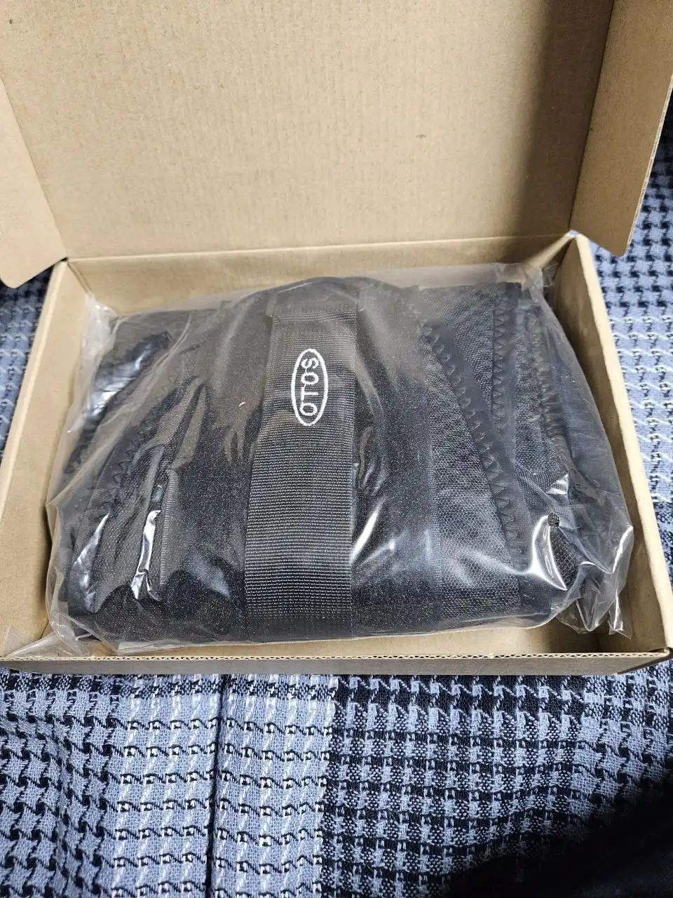 Женский свитер, мужские джинсы, ортопедический корсет