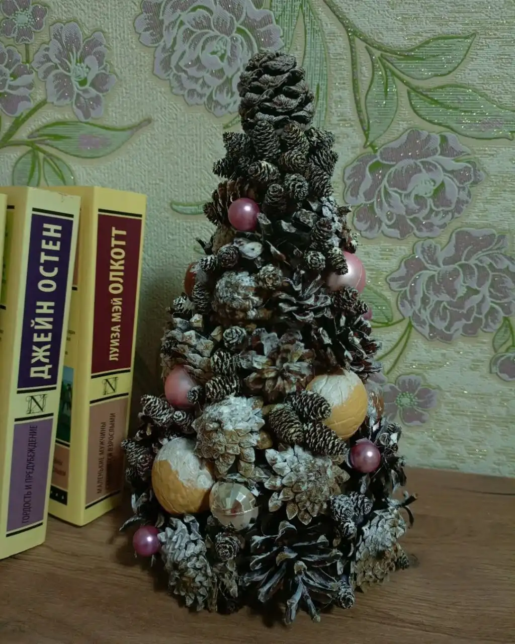 Продам елочки ручной работы из натуральных шишек