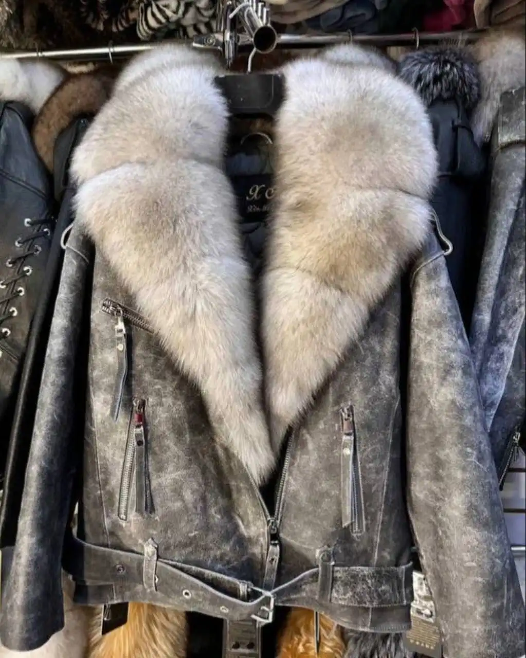 Куртка из натуральной кожи с мехом песца размер 42