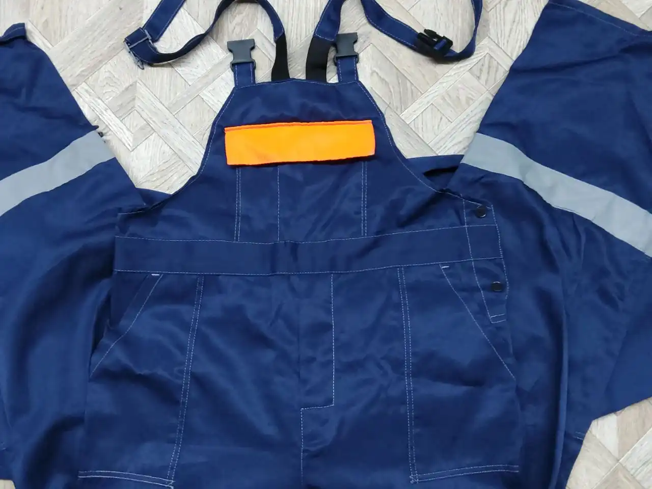 Продажа нового костюма и джинсов