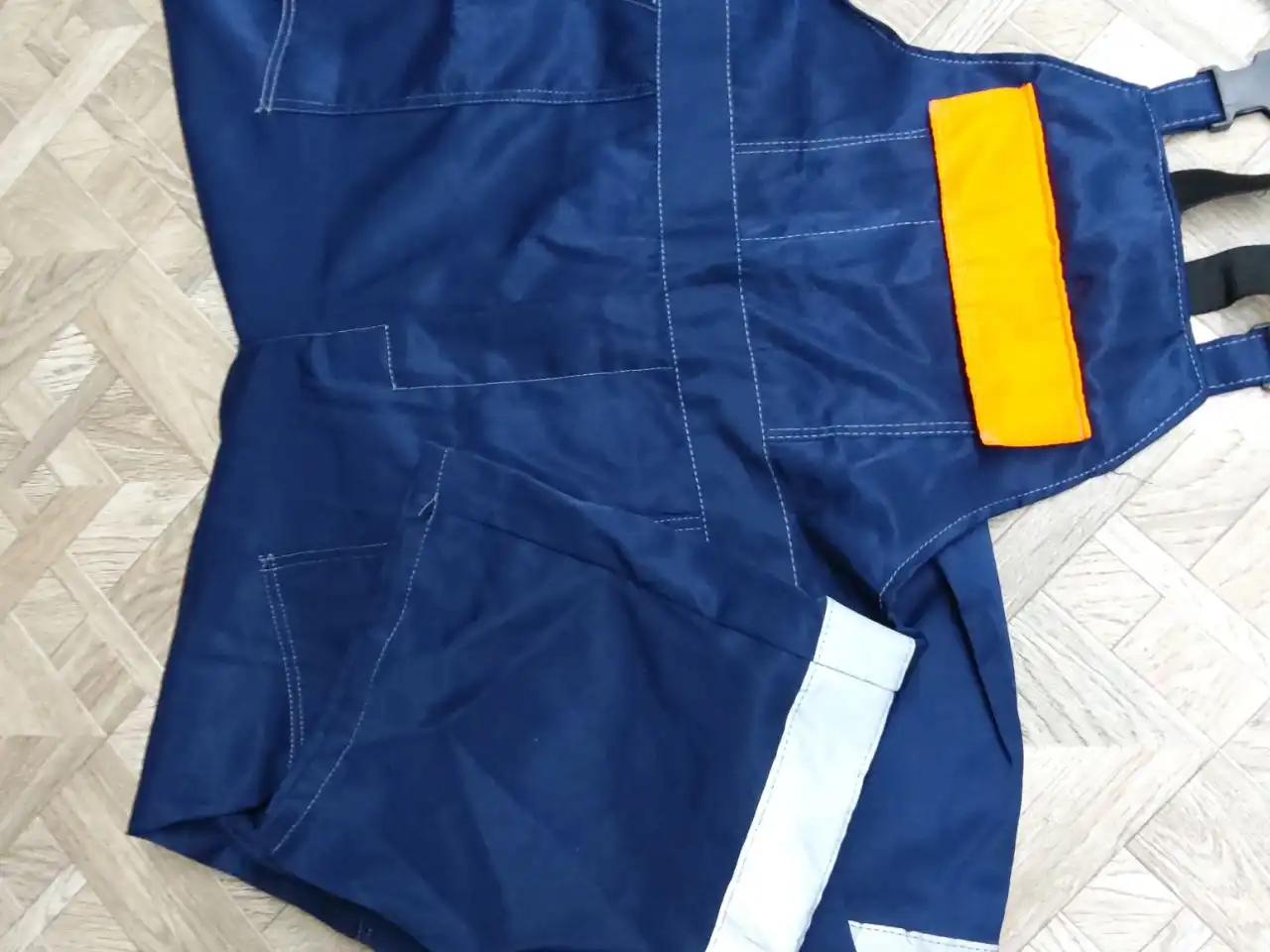 Продажа нового костюма и джинсов