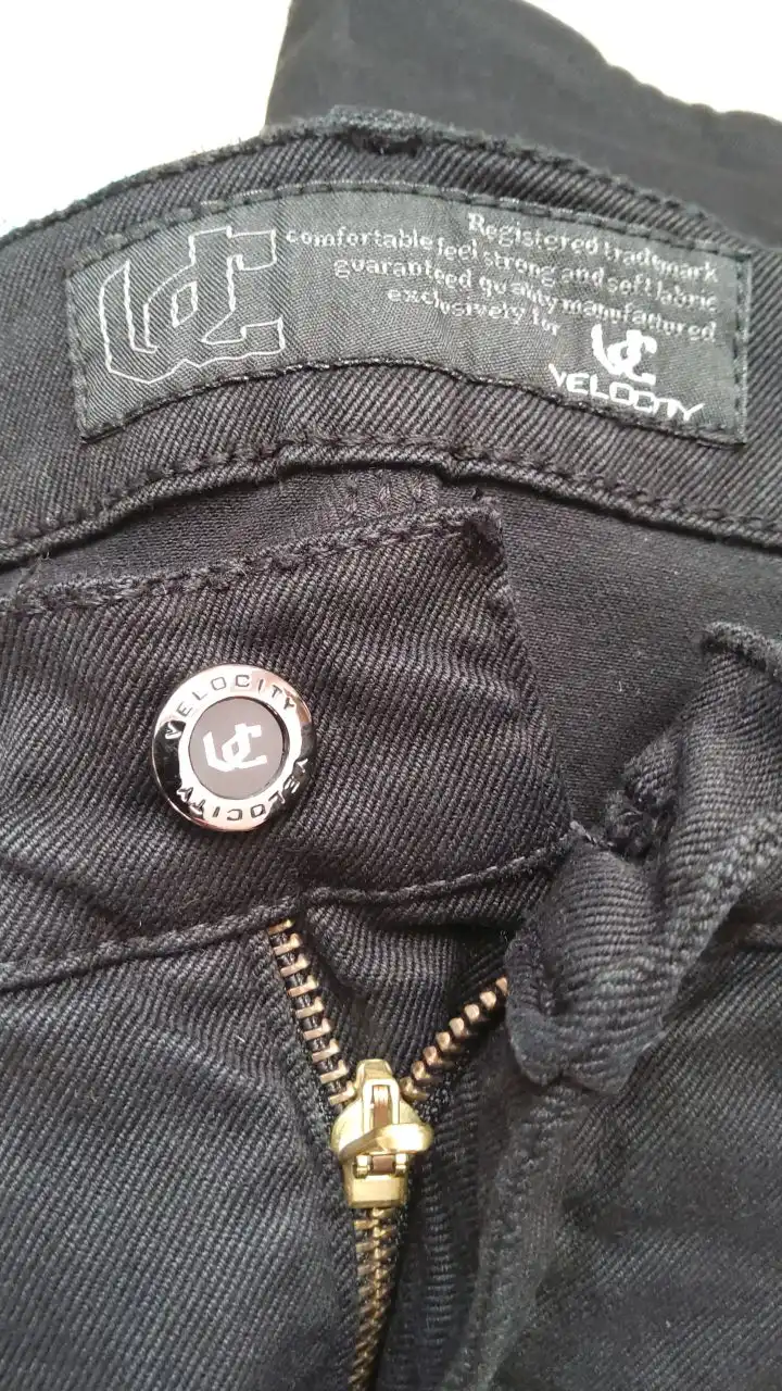 Продажа нового костюма и джинсов