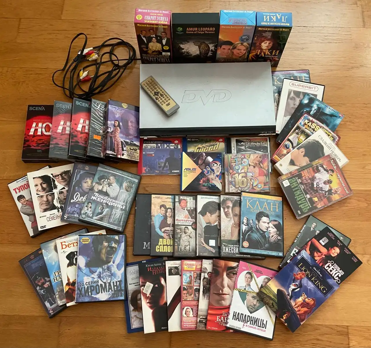 Продажа DVD-проигрывателя с дисками и кассетами