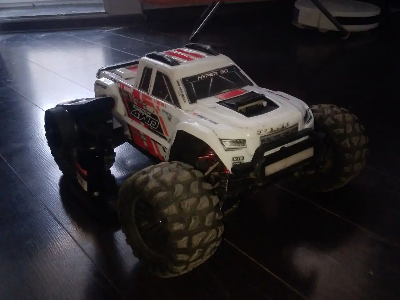 Радиоуправляемая модель масштаба 1:10 с полным приводом