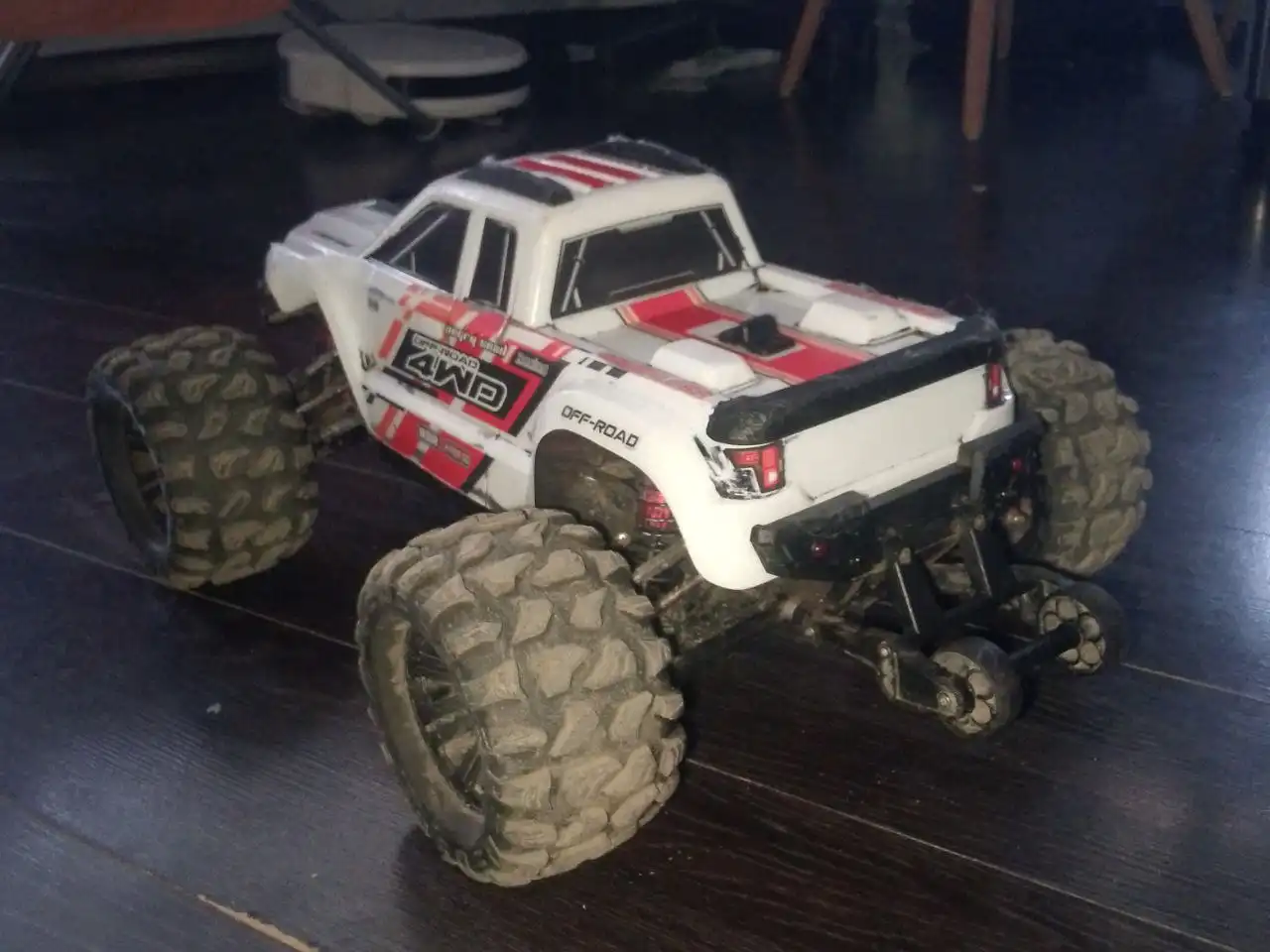 Радиоуправляемая модель масштаба 1:10 с полным приводом