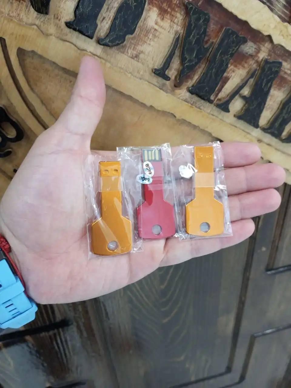 Флешки с гравировкой - Флешки (Электроника) в Владивосток