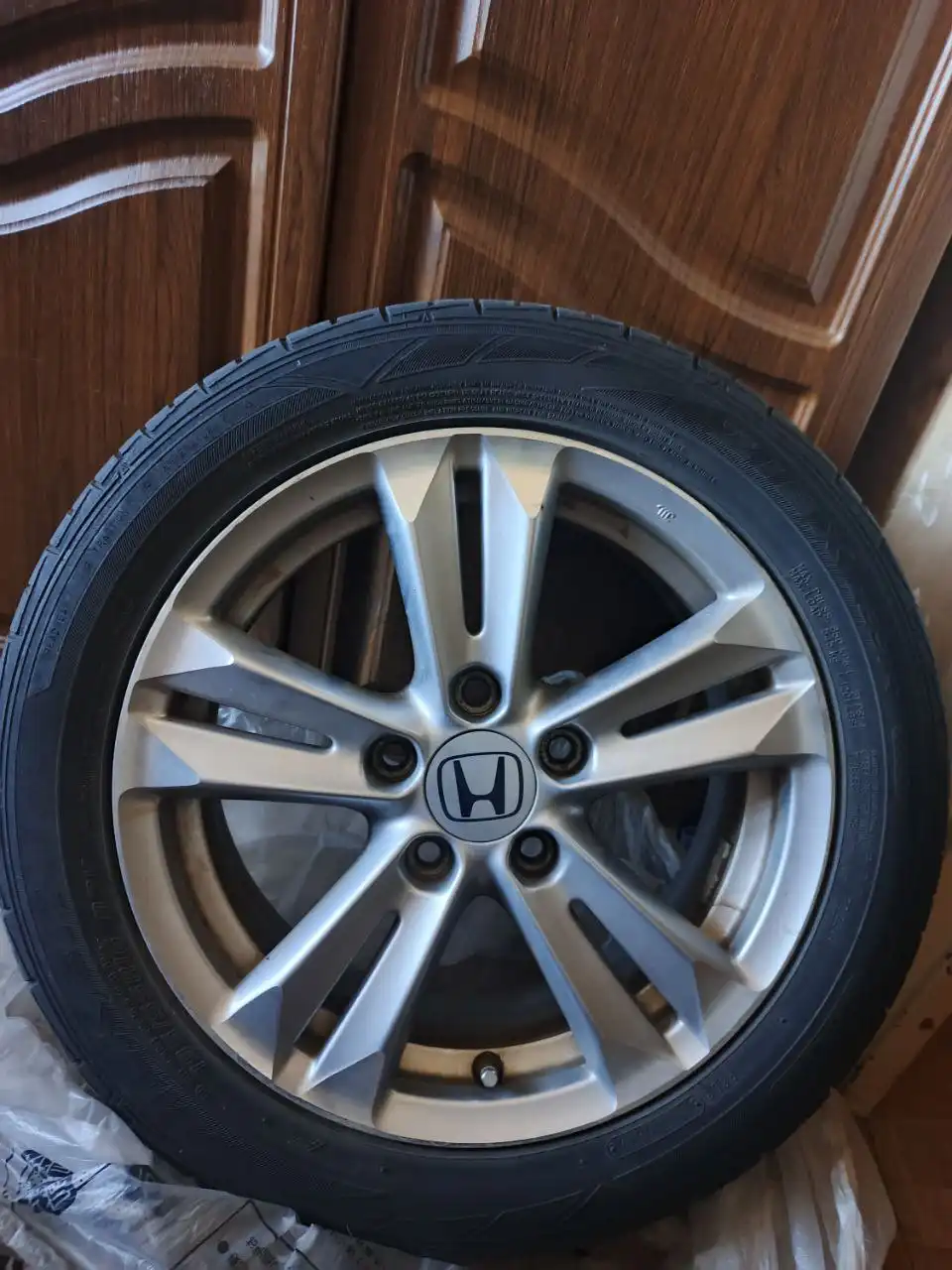 Резина летняя на дисках Honda 195/55/16 - Шины и диски (Авто) в Владивосток