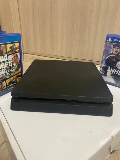 Продам PlayStation 4 Slim 500ГБ с двумя джойстиками и играми - Аксессуары для телефонов в Владивосток