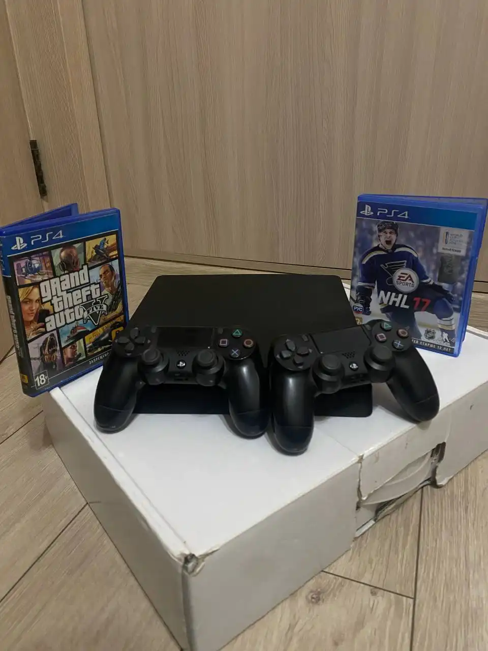 Продам PlayStation 4 Slim 500ГБ с двумя джойстиками и играми - Игровые консоли (Электроника) в Владивосток