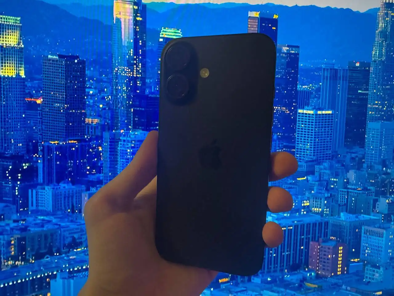 Продажа iPhone 16 256 ГБ черного цвета - Смартфоны (Электроника) в Владивосток