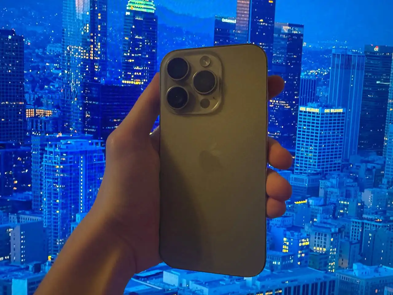 Продажа iPhone 16 Pro в идеальном состоянии - Смартфоны и телефоны (Электроника) в Владивосток