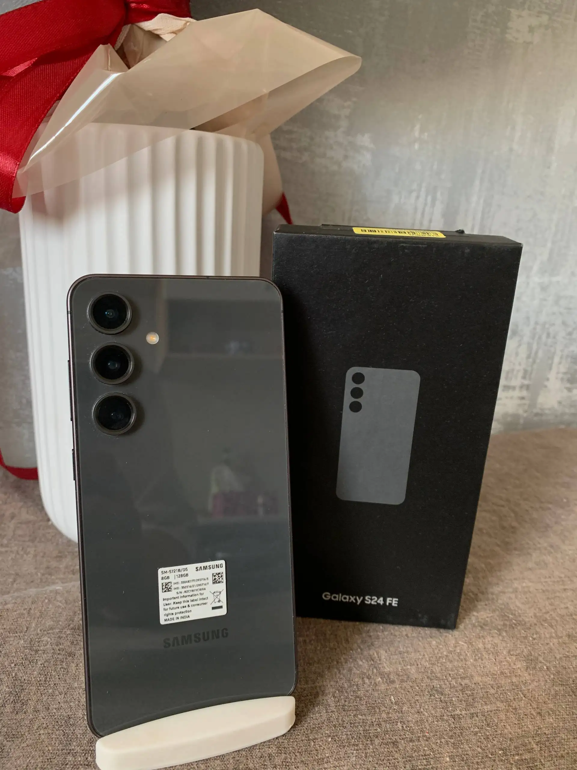 Samsung S24 FE 8/128gb на гарантии с обменом - Смартфоны (Электроника) в Владивосток