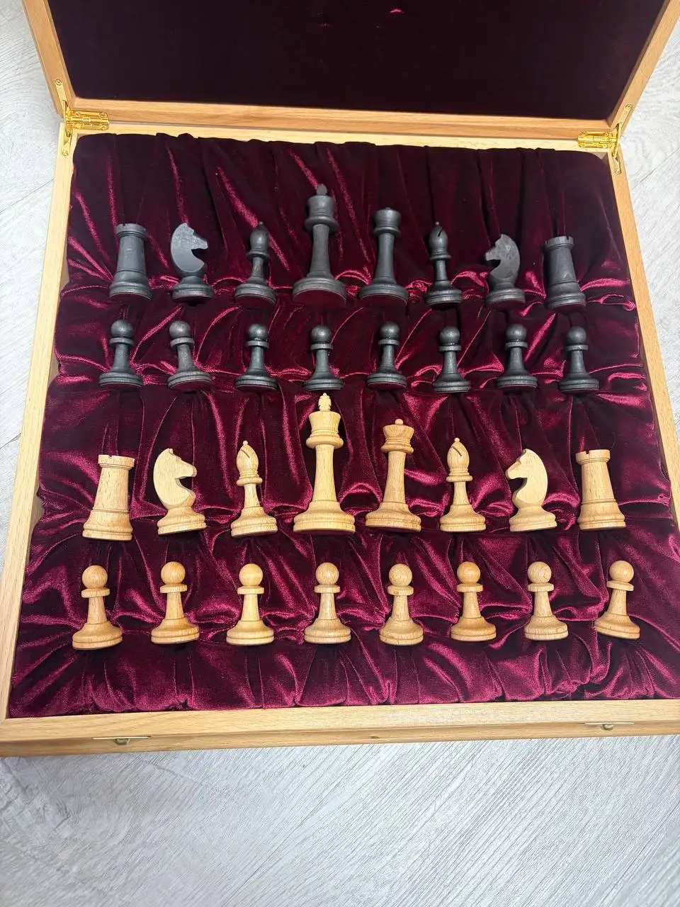 Подарочные шахматы из дуба 43х43 см - Настольные игры (Хобби и отдых) в Владивосток