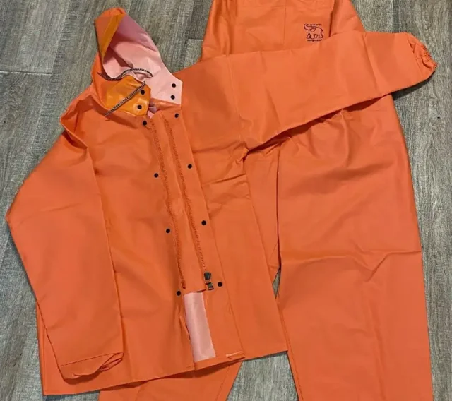 Костюм и куртка рыбацкие разных размеров - Сумки в Владивосток