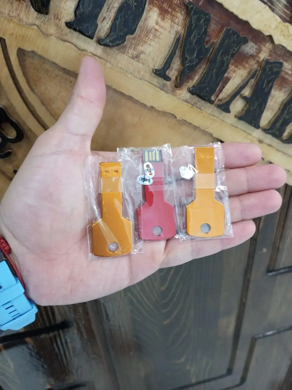 Флешки с гравировкой - Флеш-накопители (Электроника) в Владивосток