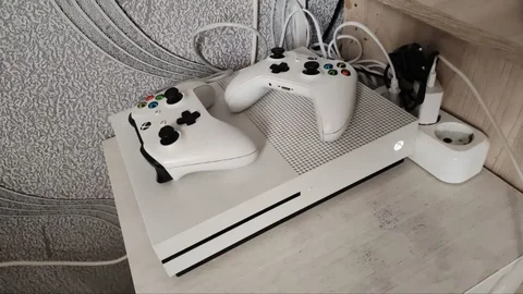Продам Xbox One S с играми и подпиской - Игровые аксессуары в Владивосток