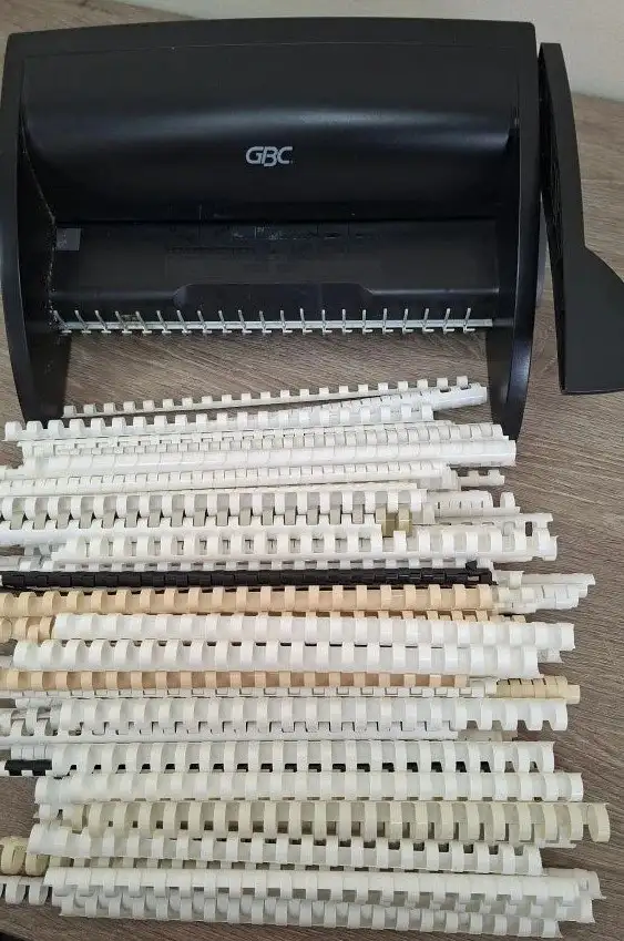 Механический брошюровщик и пластиковые пружины для переплета - Канцелярия/Офис (Барахолка) в Владивосток