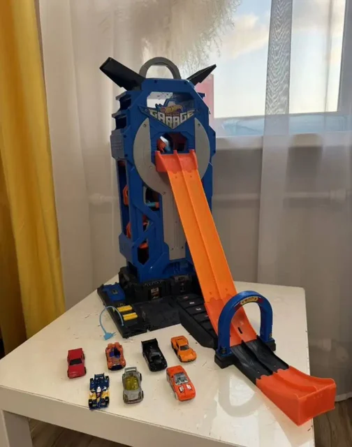 Гараж-лифт парковка Hot Wheels с 7 машинками - частное объявление в Владивосток
