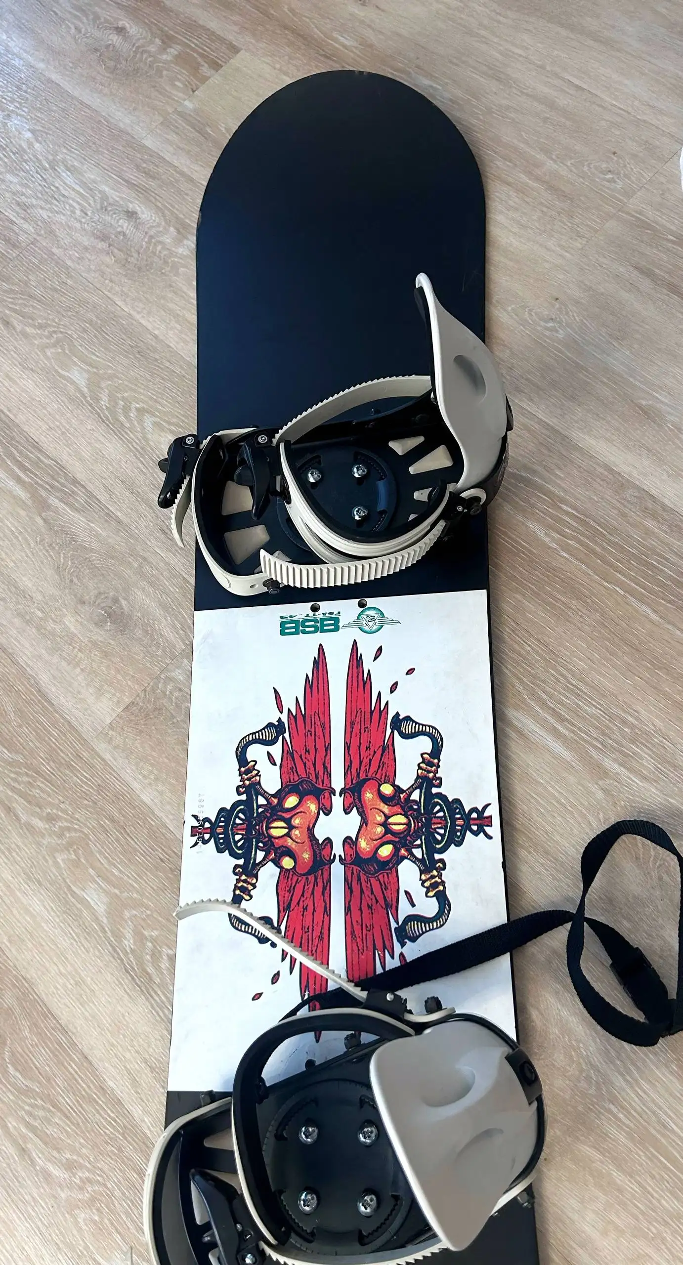 Сноуборд с креплениями и ботинками - Сноуборды (Хобби и отдых) в Владивосток