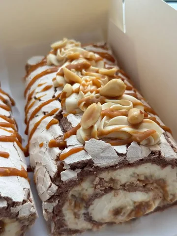 Меренговый рулет сникерс на заказ - Финансовые услуги в Владивосток