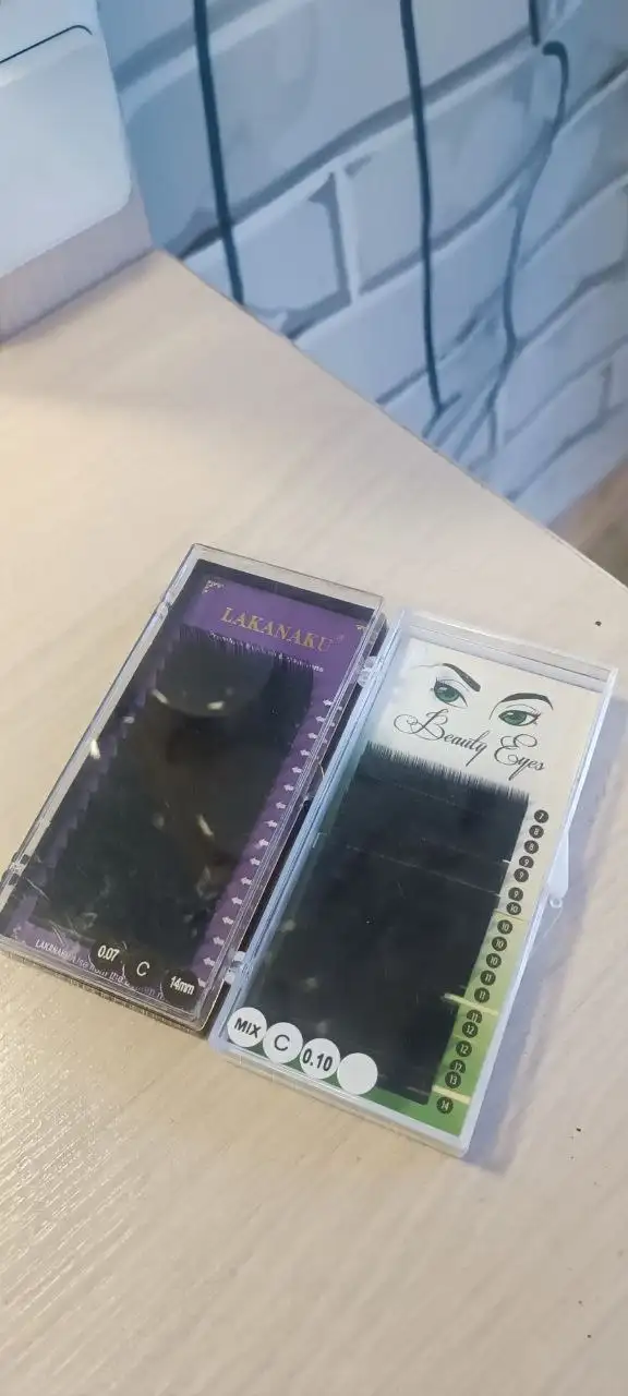 Косметичка с блёстками и материалы для наращивания ресниц - Косметика и макияж (Красота и здоровье) в Владивосток