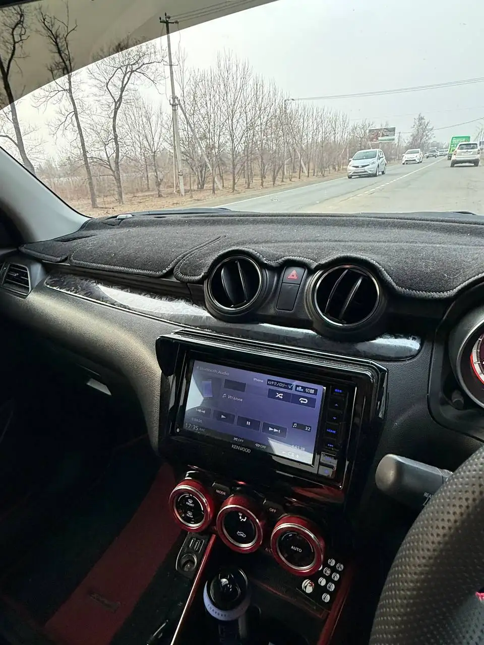 Услуги оклейки стоек алькантарой и элементов салона пленкой - Автоуслуги (Услуги) в Владивосток