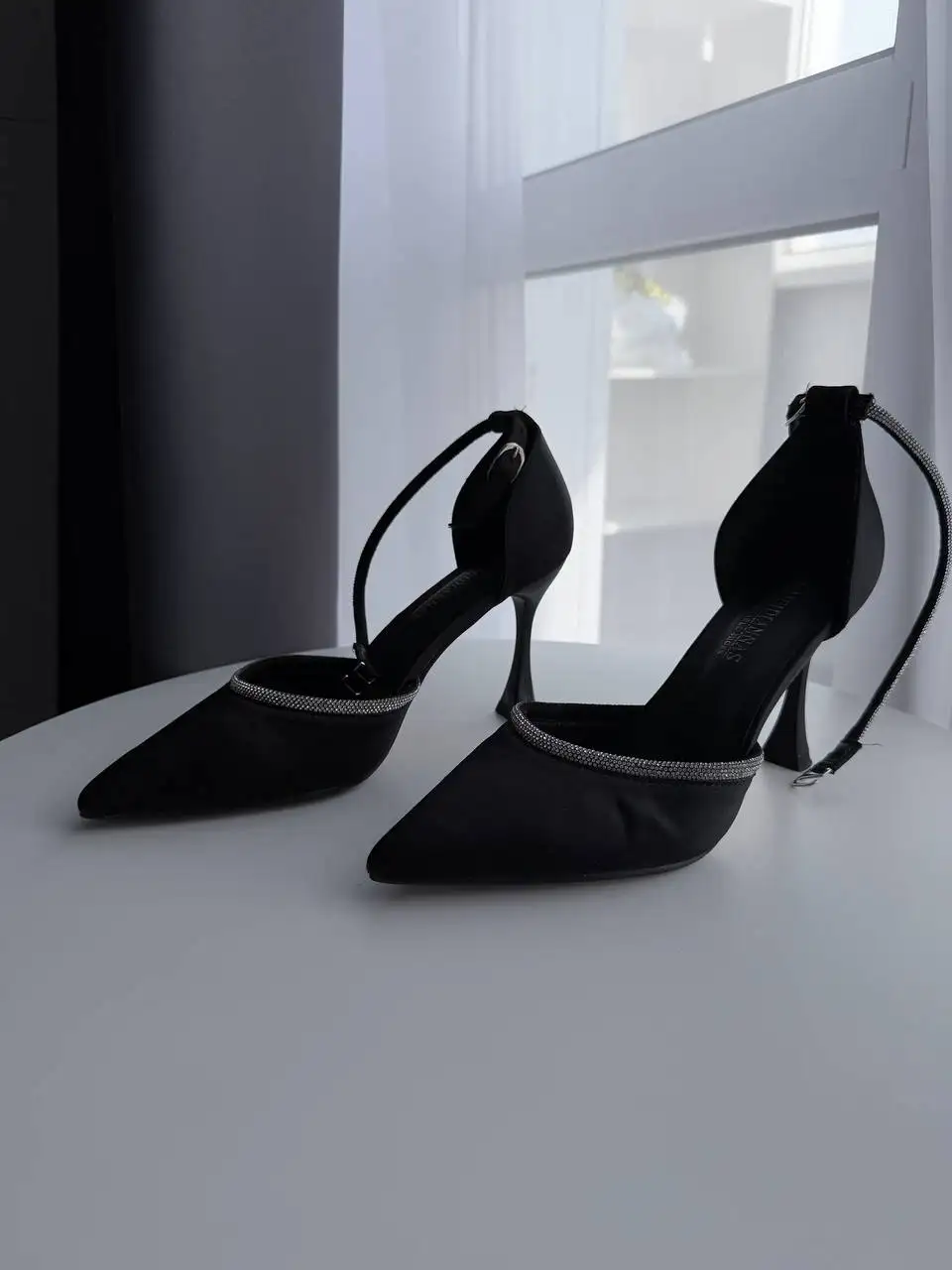 Одежда и аксессуары: пальто, корсеты, чулки, чехлы, ремешок, кеды, туфли - Женская одежда и обувь (Одежда) в Владивосток