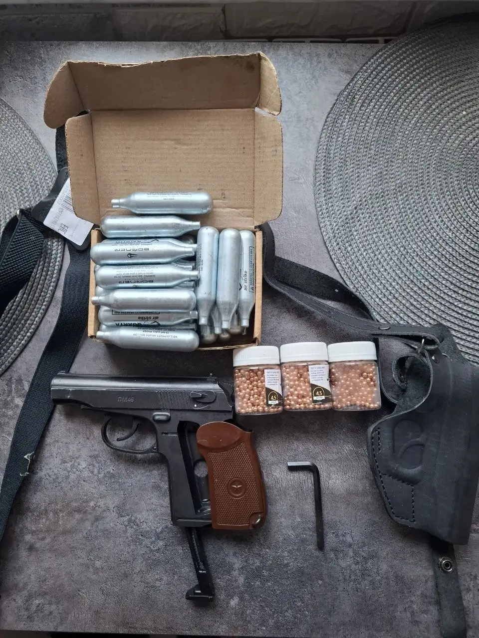 Пневматический пистолет с комплектом - Пневматическое оружие (Хобби и отдых) в Владивосток