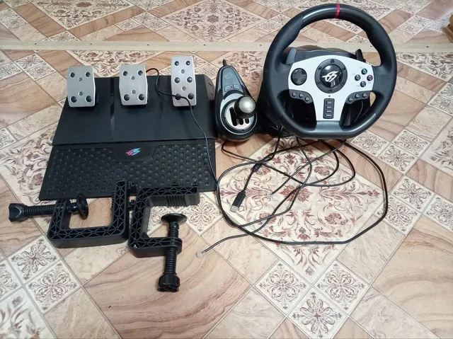 Продам игровой руль для ПК - Смарт-часы и фитнес-трекеры в Владивосток