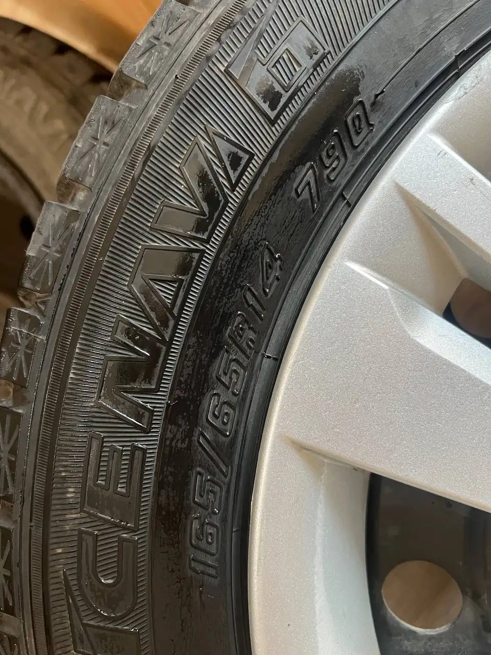 Продажа комплекта дисков с зимней и летней резиной, 165/65 R14 - Шины и диски (Авто) в Владивосток
