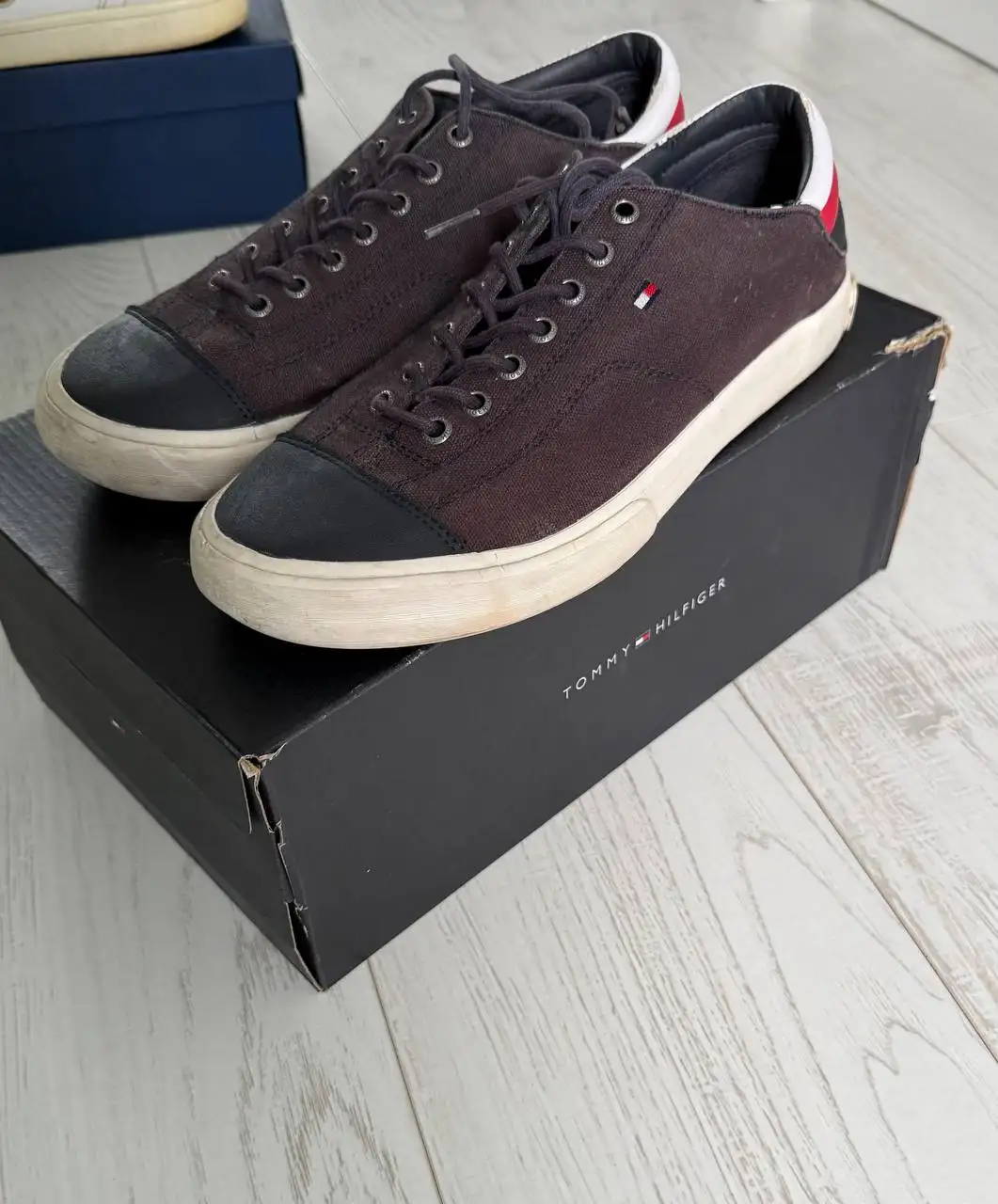 Продам кеды Trussardi и Tommy Hilfiger - Обувь (Одежда) в Владивосток