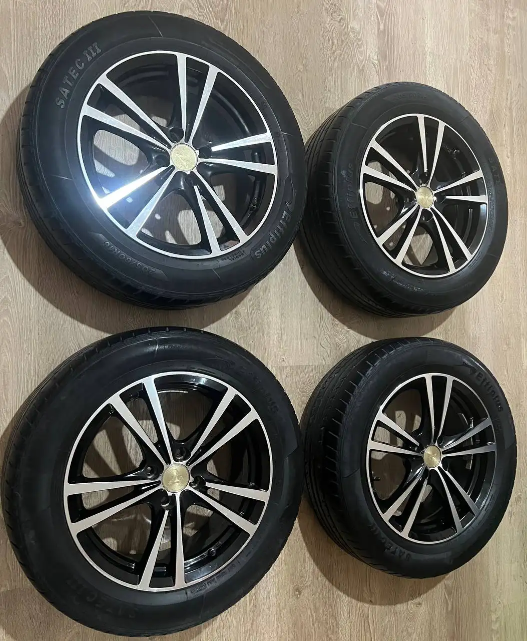 Продам комплект колес R16 (литые диски + резина) - Колёса и шины (Авто) в Владивосток