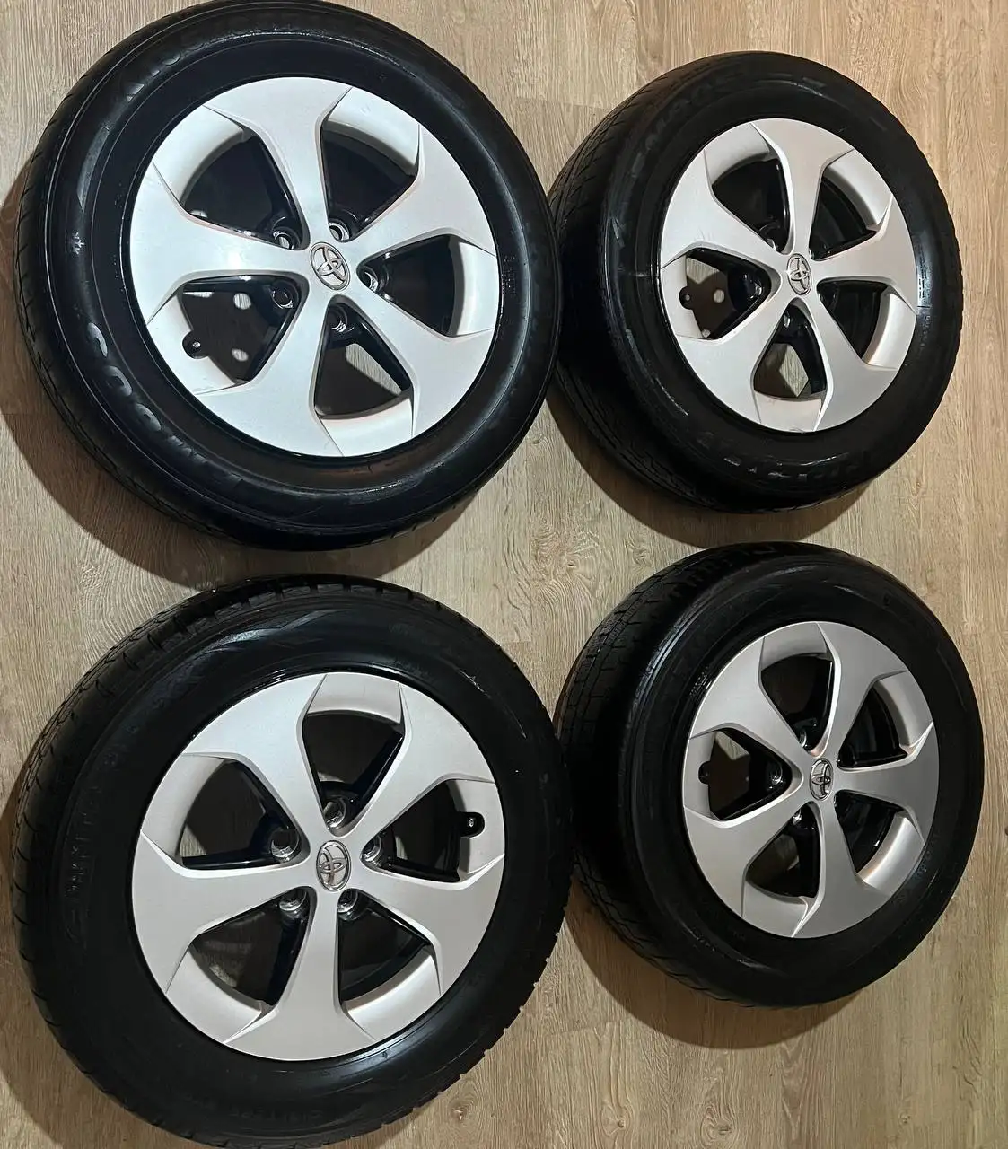 Продажа комплекта колес 195/65R15 (литье+резина) для Toyota - Шины и диски (Авто) в Владивосток