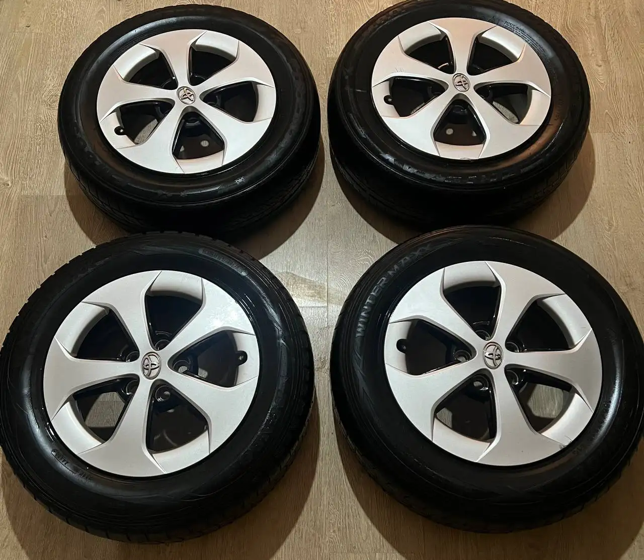 Продажа комплекта колес 195/65R15 (литье+резина) для Toyota - Шины и диски (Авто) в Владивосток