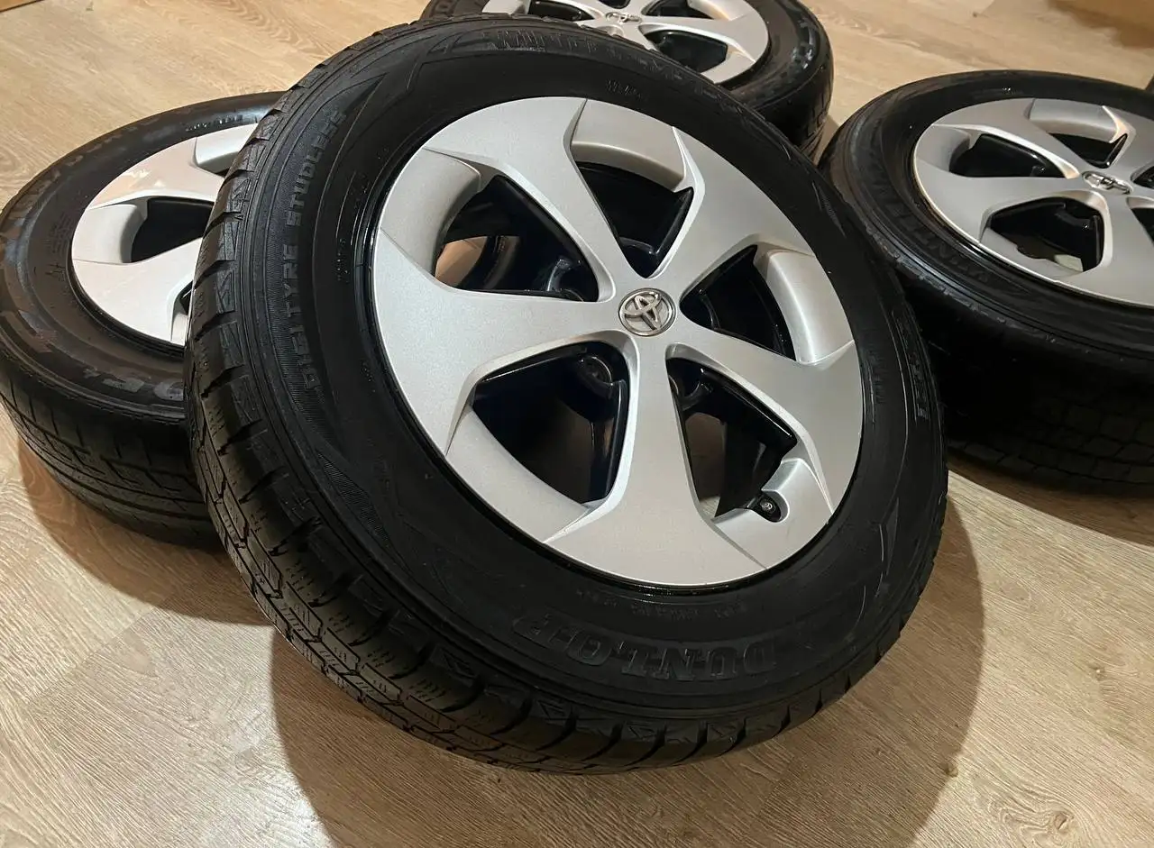 Продажа комплекта колес 195/65R15 (литье+резина) для Toyota - Шины и диски (Авто) в Владивосток