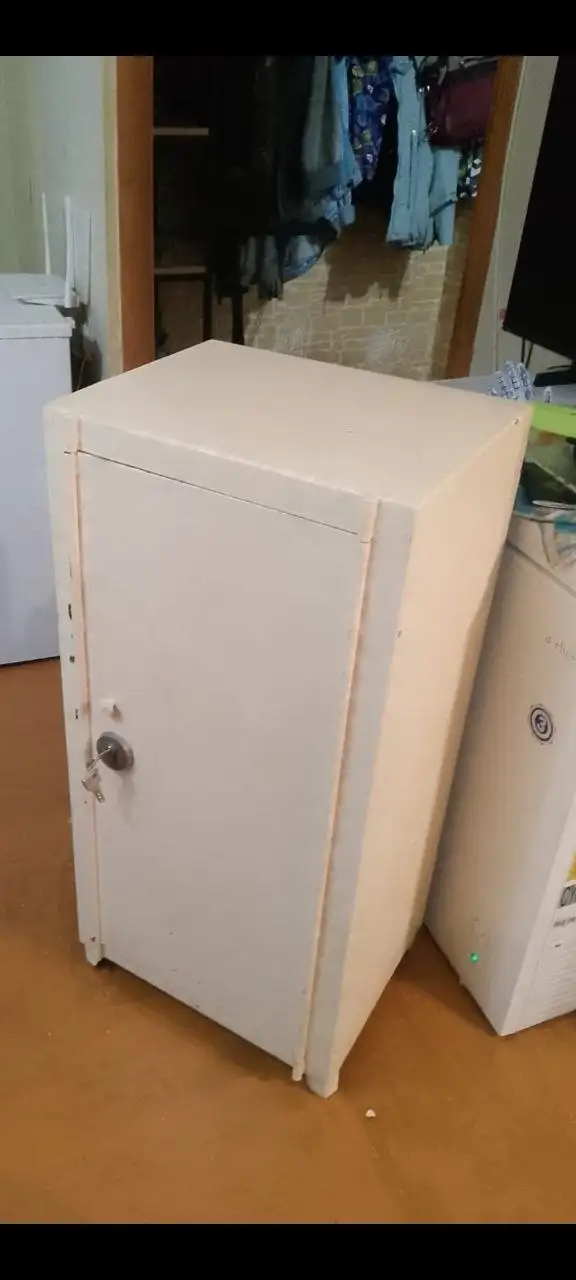 Продам тяжелый железный сейф - Мебель (Для дома и дачи) в Владивосток