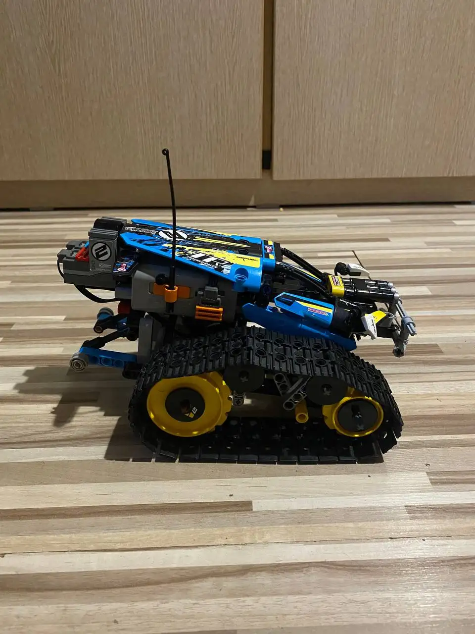 LEGO Technic 42095 бульдозер с пультом управления - Игрушки (Хобби и отдых) в Владивосток