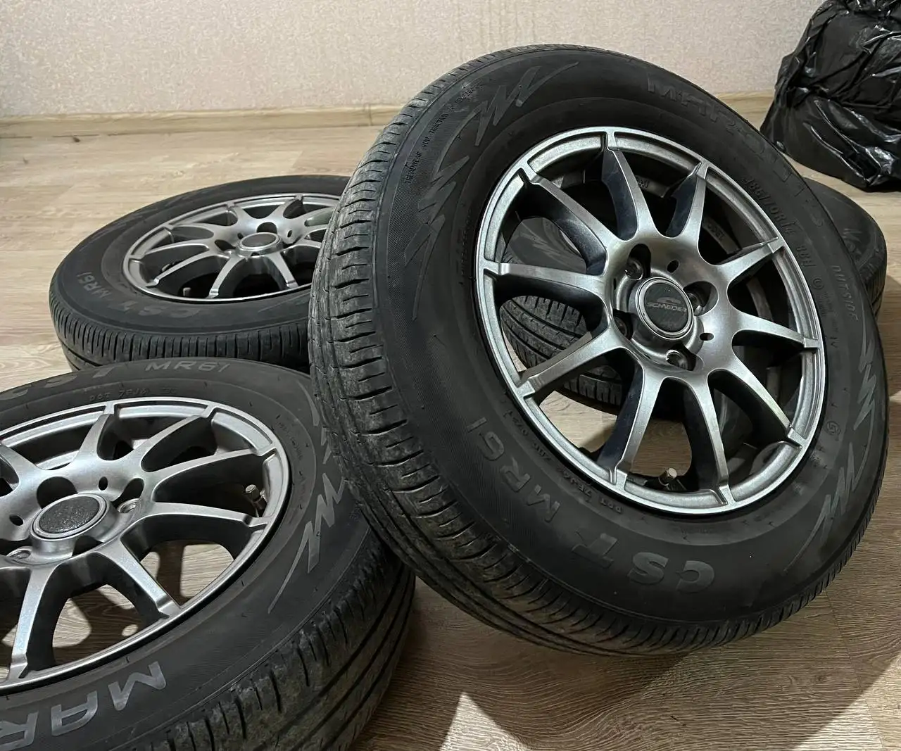 Продам комплект дисков и шин 185/70R14 - Шины и диски (Авто) в Владивосток