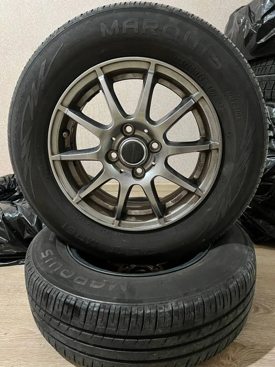 Продам комплект дисков и шин 185/70R14 - Шины и диски (Авто) в Владивосток
